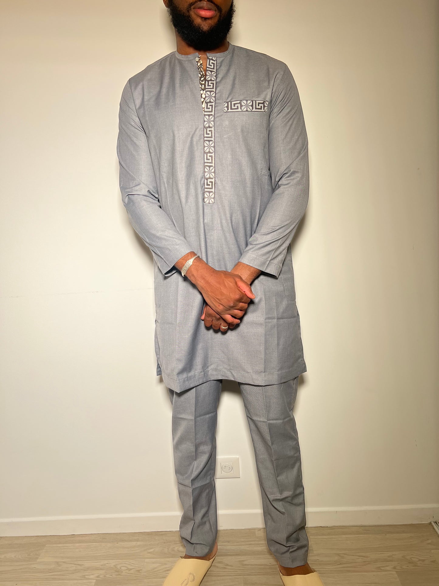 Tenue Homme grise